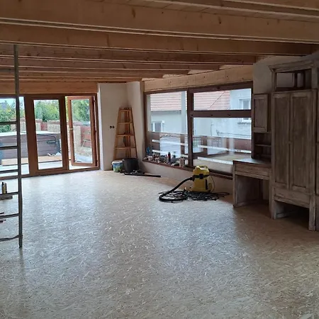 Párty Haus Pod Milešovkou * Golcuv Jenikov